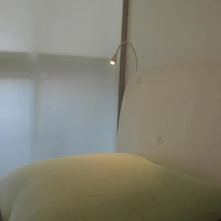 Modern Retreat: Cinema Experience With Private Parking *