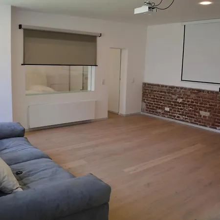 Apartment Modern Retreat: Cinema Experience With Private Parking