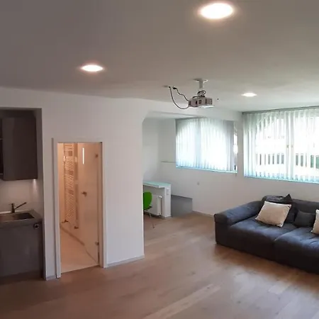 Modern Retreat: Cinema Experience With Private Parking *