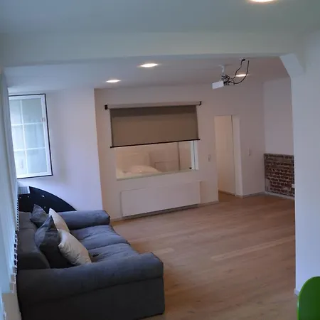 Apartment Modern Retreat: Cinema Experience With Private Parking
