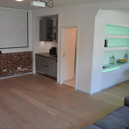 Modern Retreat: Cinema Experience With Private Parking *
