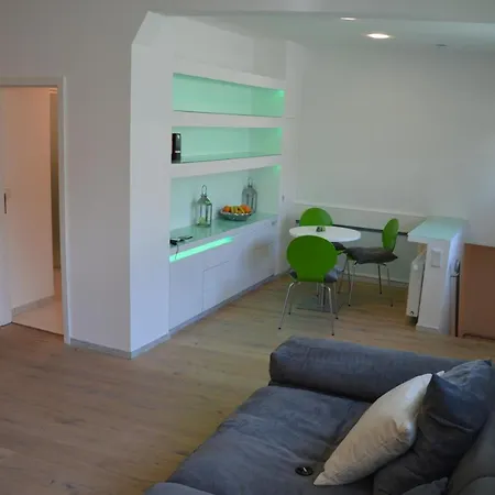 Apartment Modern Retreat: Cinema Experience With Private Parking *
