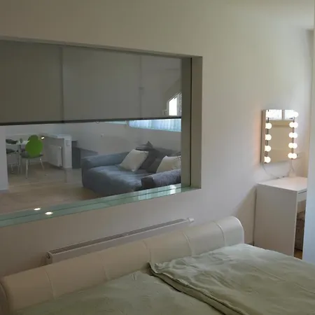 Apartment Modern Retreat: Cinema Experience With Private Parking